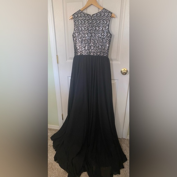Black Evening / Prom Gown - Picture 2 of 8